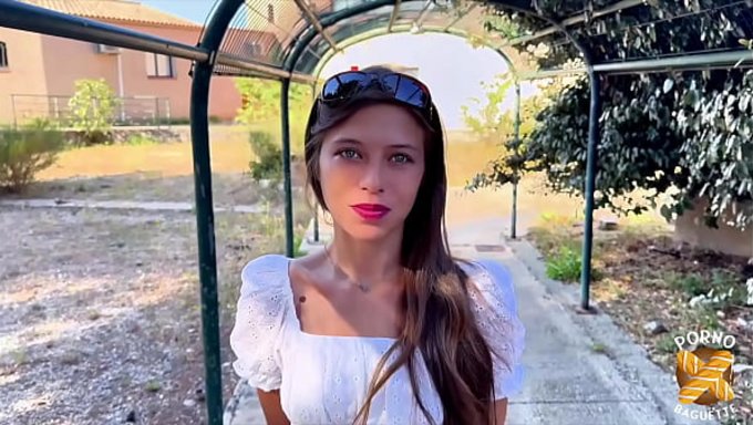 Melek Yüzlü Güzel Kız Lola, Seks Yapmak Ve Bir Penis Almak Istiyor.