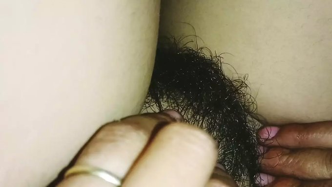 Bir Köydeki Hint Kızları Yemek Ve Odamla Meşgul Oluyorlar