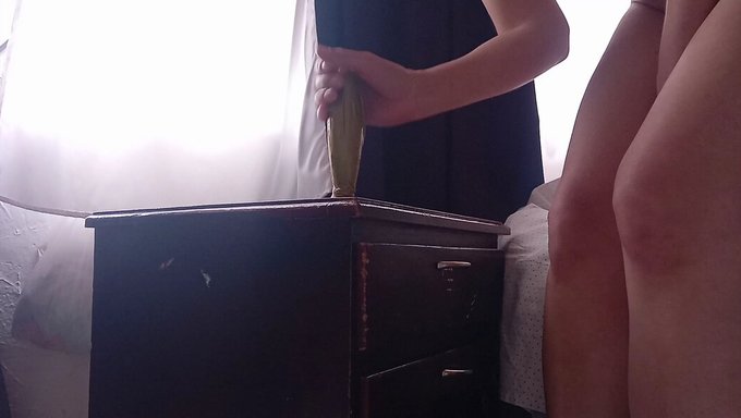 Iç Çamaşırı Giymiş Kız, Vibratörle Mastürbasyon Yapıyor Ve Orgazma Ulaşıyor