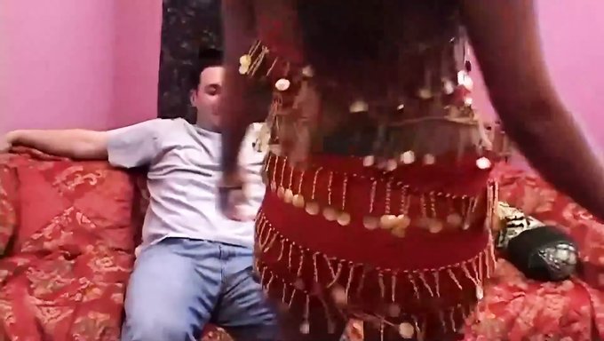 Göbek Dansı Üçlüsü Derin Bir Anal Penetrasyon Alıyor