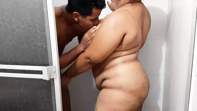Büyük Popolu Milf Duşun Tadını Çıkarıyor