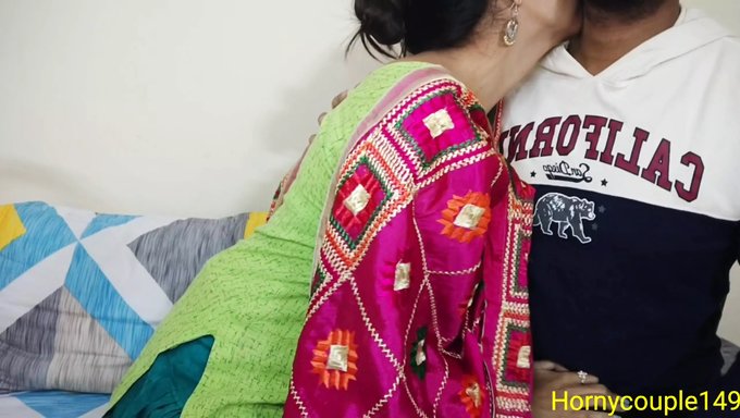 Hintli 18 Yaşındaki Kız, Üvey Kız Kardeşi Tarafından Hindi Sesli Olarak Beceriliyor