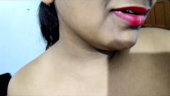 18+ Genç Hintli Kız Büyük Göğüsleriyle Yeteneklerini Sergiliyor
