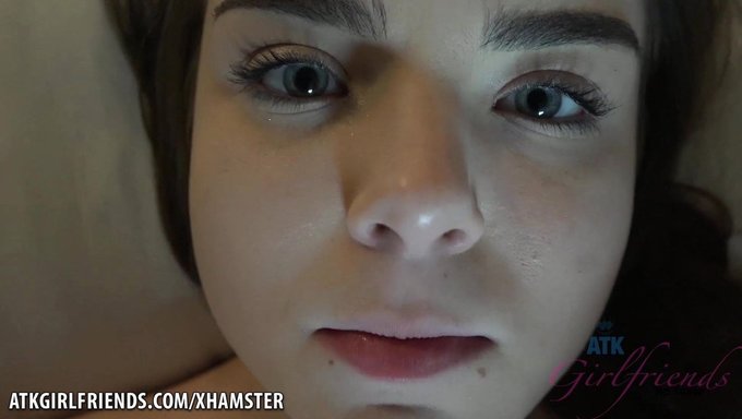 Boşalma Pov: Göğüslü Genç Büyük Bir Yük Alıyor