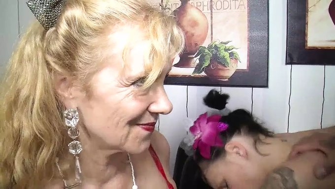 Milf Ve Arkadaşı Şanslı Bir Adamla Üçlü Paylaşıyorlar