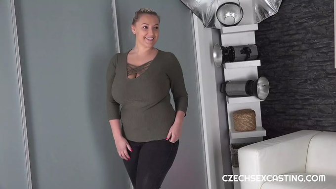 Büyük Kıvrımlı Güzellik Krystal Swift, Bir Seçmede Varlıklarını Sergiliyor