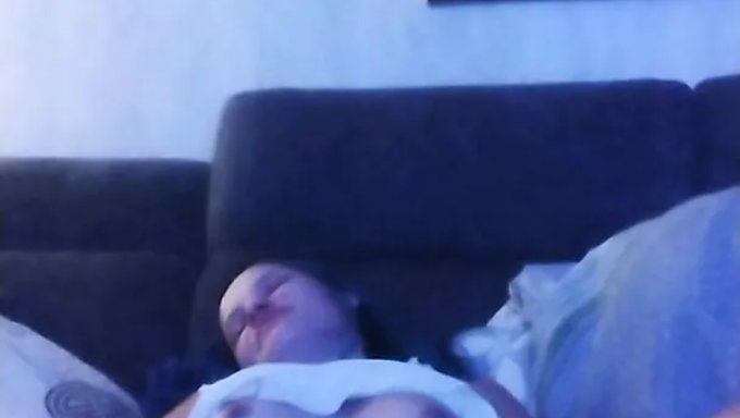 Küçük Göğüslü Çıplak Mastürbasyon