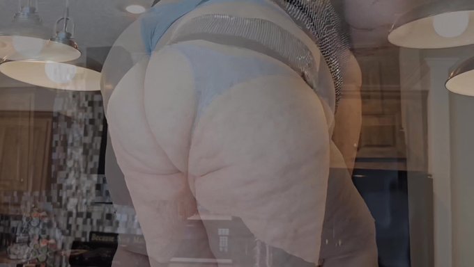 Güzel Şişman Kadın Milf, Siyah Bir Adam Tarafından Plajda Amını Yalatıyor