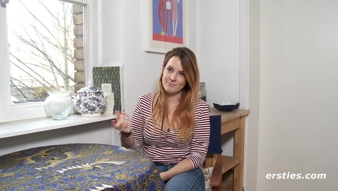 Bir Esmer Güzelliğin Ilk Deneyimi: Dildo Ile Solo Mutfak Oyunu.