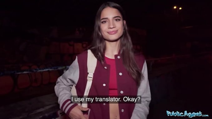 Kamu Ajanı, Fransız Model Martin Gun, Sadece Bir Modelin Pozundan Daha Fazlası Ile Sıcak Halka Açık Sahnede.