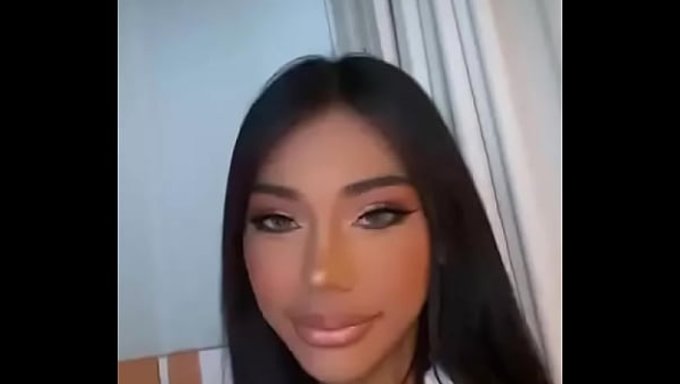 Çok Ateşli Bir Travesti, Herkesin Zevkine Göre.
