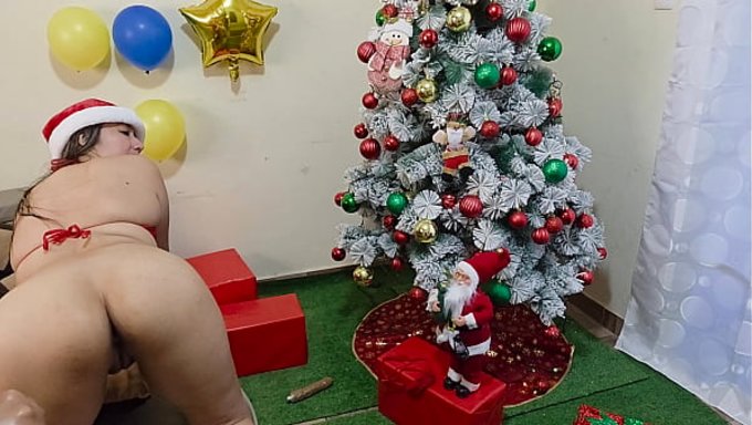 Üvey Baba, Üvey Kızını Noel'De Mastürbasyon Yaparken Yakaladı Ve Sertçe Sikişti.