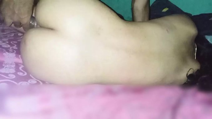 Desi Karısı Küçük Göğüslerini Ve Büyük Poposunu Paylaşıyor