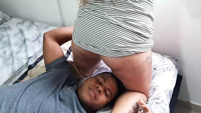 Amatör Kolombiyalı Üvey Kız Kardeş Bana Duygusal Bir Sakso Çekiyor