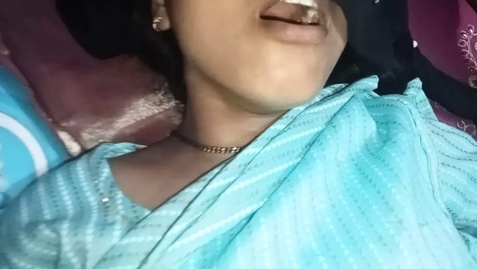 Büyük Doğal Göğüslere Sahip Üniversiteli Kız Ilk Creampie Deneyimini Yaşıyor