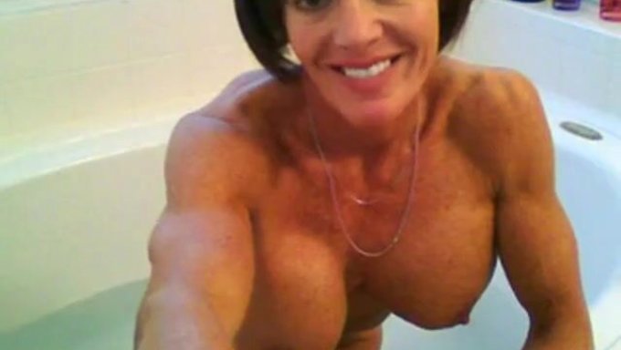 Büyük Göğüslü Milf, Web Kamerasında Rahatlatıcı Bir Banyo Yapıyor