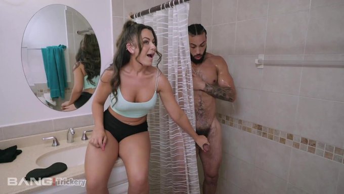 Kiki Klout'Un Arkadaşı Derin Boğaz Ve Cowgirl Pozisyonunda Kandırılıyor