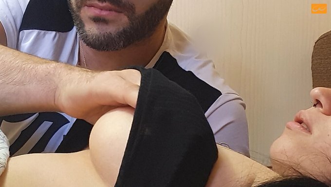 Büyük Doğal Göğüslü Kız Mastürbasyon Yapıyor Ve Sert Bir Orgazm Yaşıyor