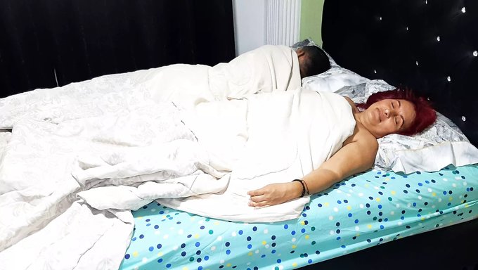 Üvey Annem Odasında Bana Derin Bir Boğaz Sakso Çekiyor