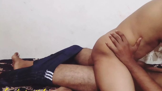 Genç Asyalı Kız Poposunu Siktiriyor