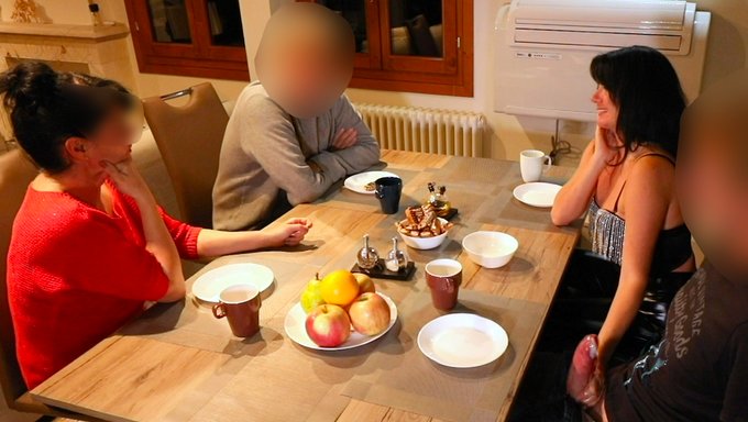 Büyük Göğüslü Genç Kızla Halka Açık Mastürbasyon