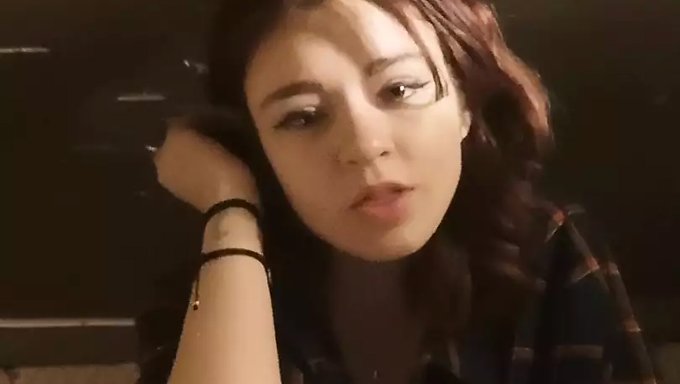Kız, Hd Videoda Vibratörle Mastürbasyon Yapıyor Ve Orgazma Ulaşıyor