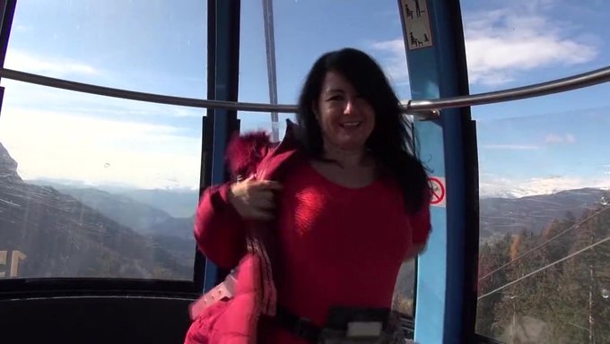 Alman Milf, Teleferikte Sıcak Bir Popo Sikişi Alıyor