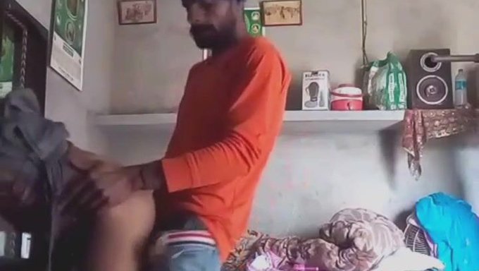 Desi Bhabhi, Köy Ortamında Büyük Bir Yarrak Tarafından Sert Bir Şekilde Beceriliyor