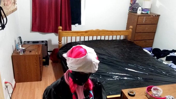 Çapraz Giyimli Bir Hizmetçi, Kendini Bir Dildo Ile Zevklendiriyor