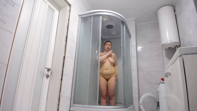 Büyük Göğüsler Ve Büyük Yarak Sıcak Bir Duşta