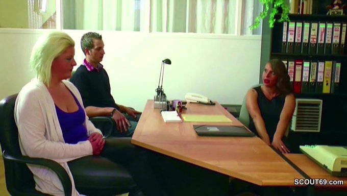 Alman Milf, Genç Bir Çiftle Gerçek Bir Kadın Seçmesinde