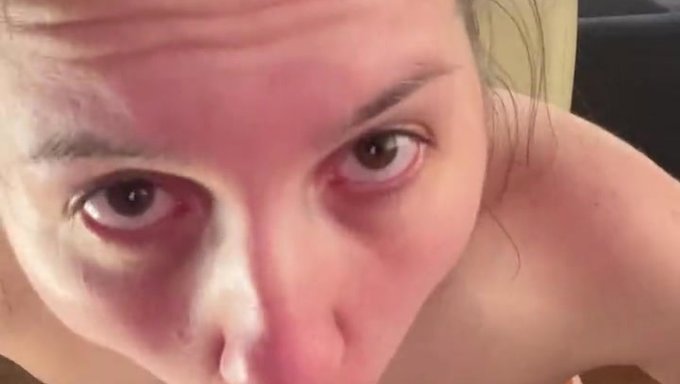 Avrupalı Esmer Amatör Siyah Bir Dildo Ile Derin Boğaz Veriyor