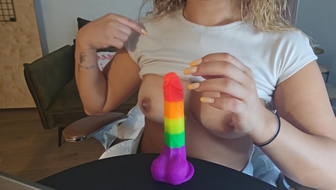 Büyük Doğal Göğüslü Fransız Bebek Dildo Ile Beceriliyor