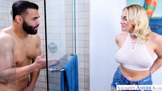 Tatmin Edici Bir Sakso Çeken Dolgun Göğüslü Bir Bebekle Sıcak Bir Duş Seansı