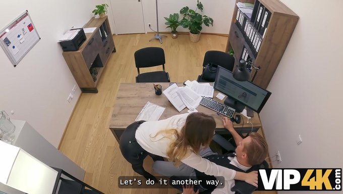 Maya'Nın Sıcak Röportajı Ve Büyük Doğal Göğüsleri Ofis Masasında Acımasız Bir Sikiş Yapıyor.
