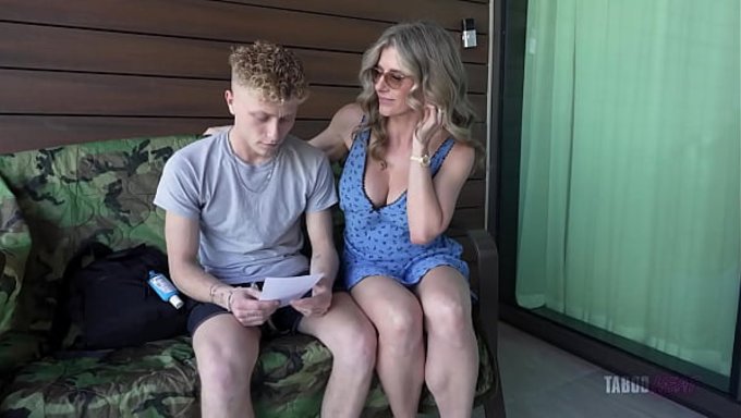 Üvey Anne, Oğlunu Cinsel Iyilikler Için Zorbalığa Teşvik Ediyor - Cory Chase