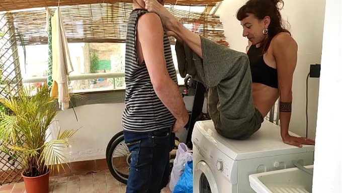 Gerçek Amatör Çift Çamaşır Makinesinde Sikişiyor, Devasa Bir Fışkırtma Yaşanıyor.