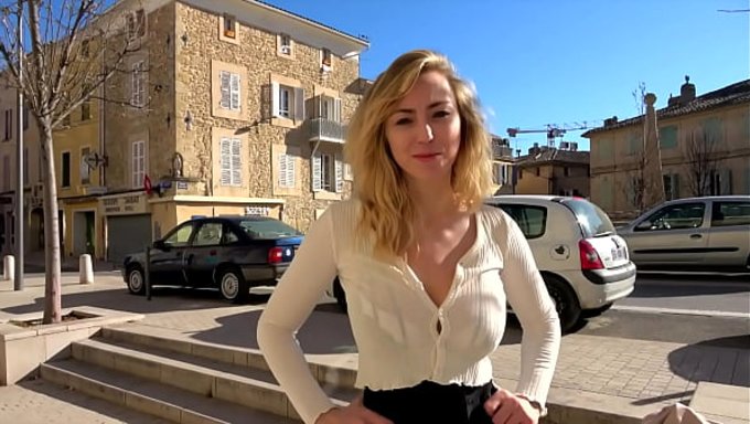 Büyük Göğüslü Güzel Sarışın Elisa Calvi, Kamerada Soyunuyor.
