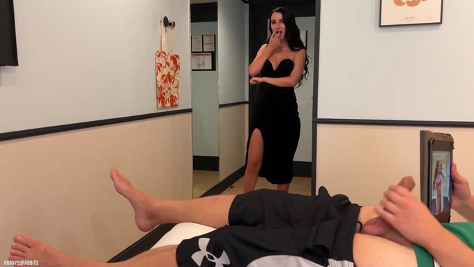 Üvey Anne, Üvey Oğlunu Mastürbasyon Yaparken Yakaladıktan Sonra Sikişti.