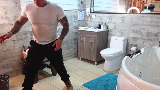 Adam, Summer Steph De Dahil Olmak Üzere Üvey Kız Kardeşini Bir Adamla Izlerken Mastürbasyon Yapıyor.