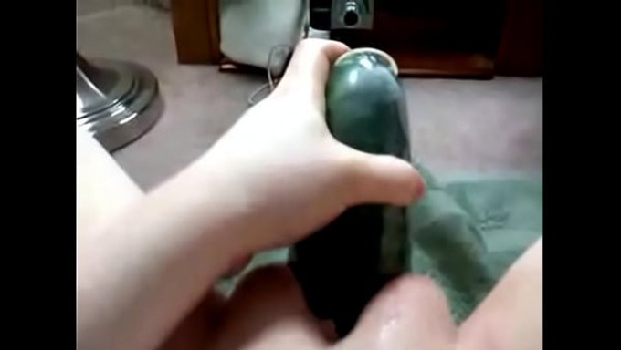 Kız, Islak Amına Dikkatlice Sokulan Devasa Şişme Bir Dildo Tarafından Sikildi.