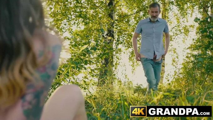Genç Kız, Büyük Bir Yarrağı Açık Havada Sürmekten Keyif Alıyor