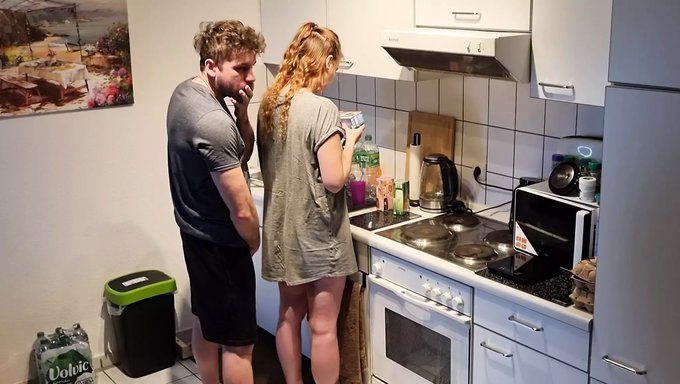 Baştan Çıkarıcı Üvey Kız Kardeş Amatör Porno Videosunda Sert Davranıyor