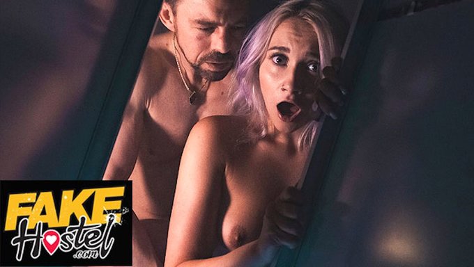 Genç (18+), Bir Seks Videosunda Devasa Bir Yarakla Sıcak Ve Ağır Bir Karşılaşmanın Tadını Çıkarıyor
