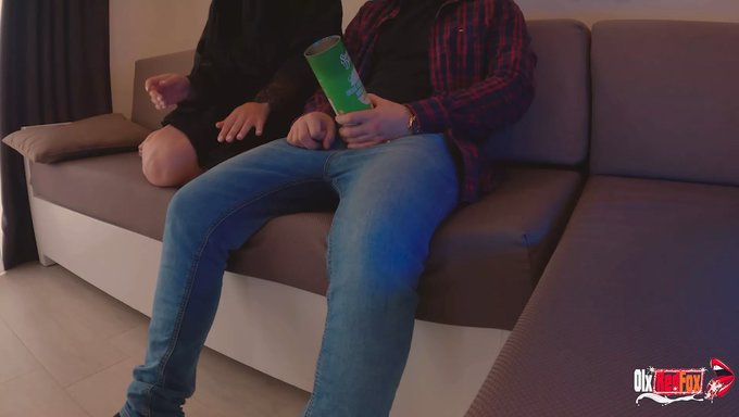 Büyük Popolu Milf, Üvey Babasının Yarrağını Bir Kutu Cips Içinde Zevkle Tadıyor