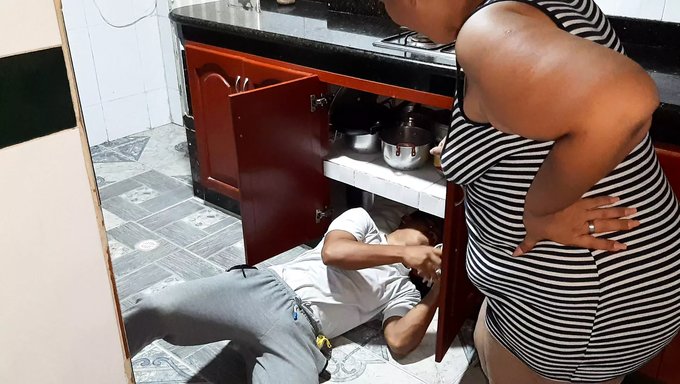 Sıcak Latin Milf'In Içine Boşalma