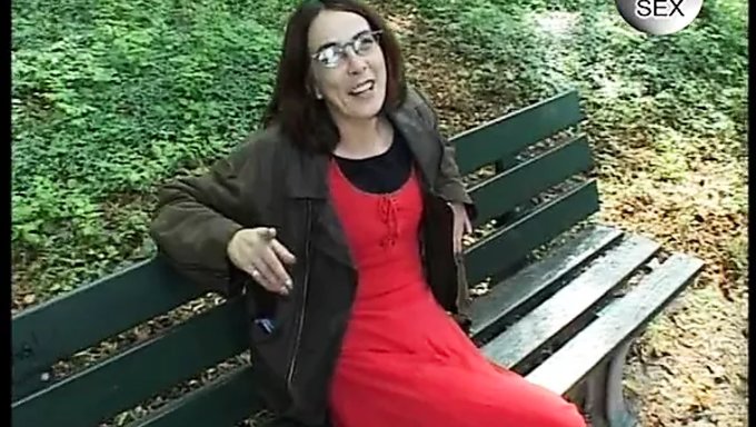 Alman Milf Sakso Çekiyor Ve Sıkı Popomu Beceriyor