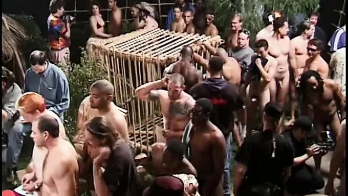 Birçok Siyah Adam, Iri Göğüslü Siyah Bir Kadını Irklararası Bir Orgide Zevklendiriyor