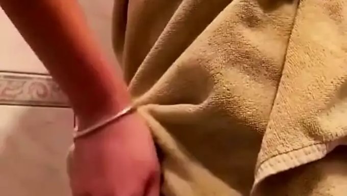 Aldatan Karı, Kocasını Duşta Yakalıyor