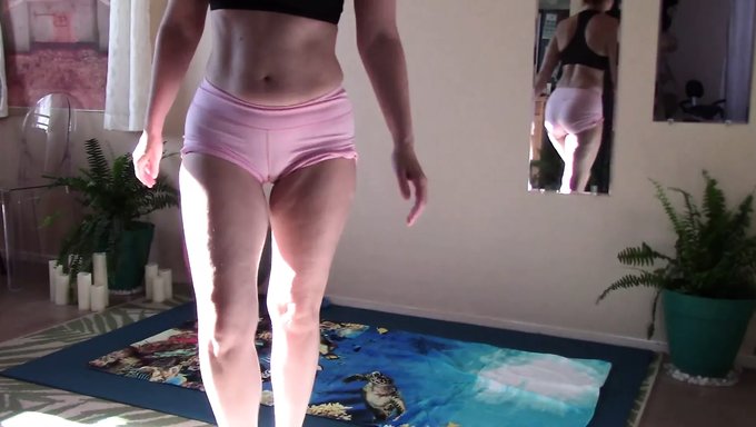 Genç Ve Yaşlı Bir Çift Ateşli Bir Yoga Seansı Için Bir Araya Geliyor.